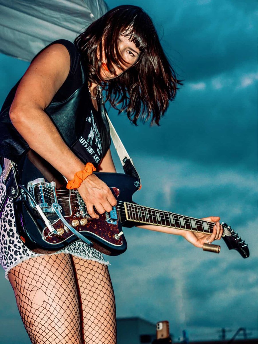 SilvertoneGtrs's tweet photo. The Roots of Rock with @theghostwolves & a Silvertone 1478!
📸 @_808pics
#silvertoneguitars #therootsofrock #itstimeforhonestguitars #theghostwolves #_808pics https://t.co/Fr8rFkb6mT