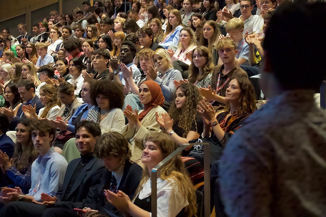 We are today in Málaga (Spain).

Our colleague <a href="/aidatraidi/">Aida Traidi</a> moderated the debate Climate Displacement, Security &amp; Gender in the Med'. 

Within the framework of the #EuroMedYouthSummit2025 opened today and organised by the European Youth Parliament with <a href="/IEMed_/">IEMed</a>'s collaboration.