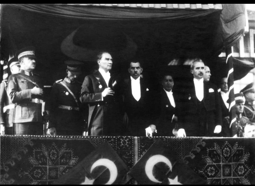 Efendiler! 102 yıl önce bugün, tarifsiz bir heyecanla kurulan Cumhuriyetimiz… O günün coşkusuyla, 29 Ekim Cumhuriyet Bayramımız kutlu olsun. ❤️🤍

#29Ekim
