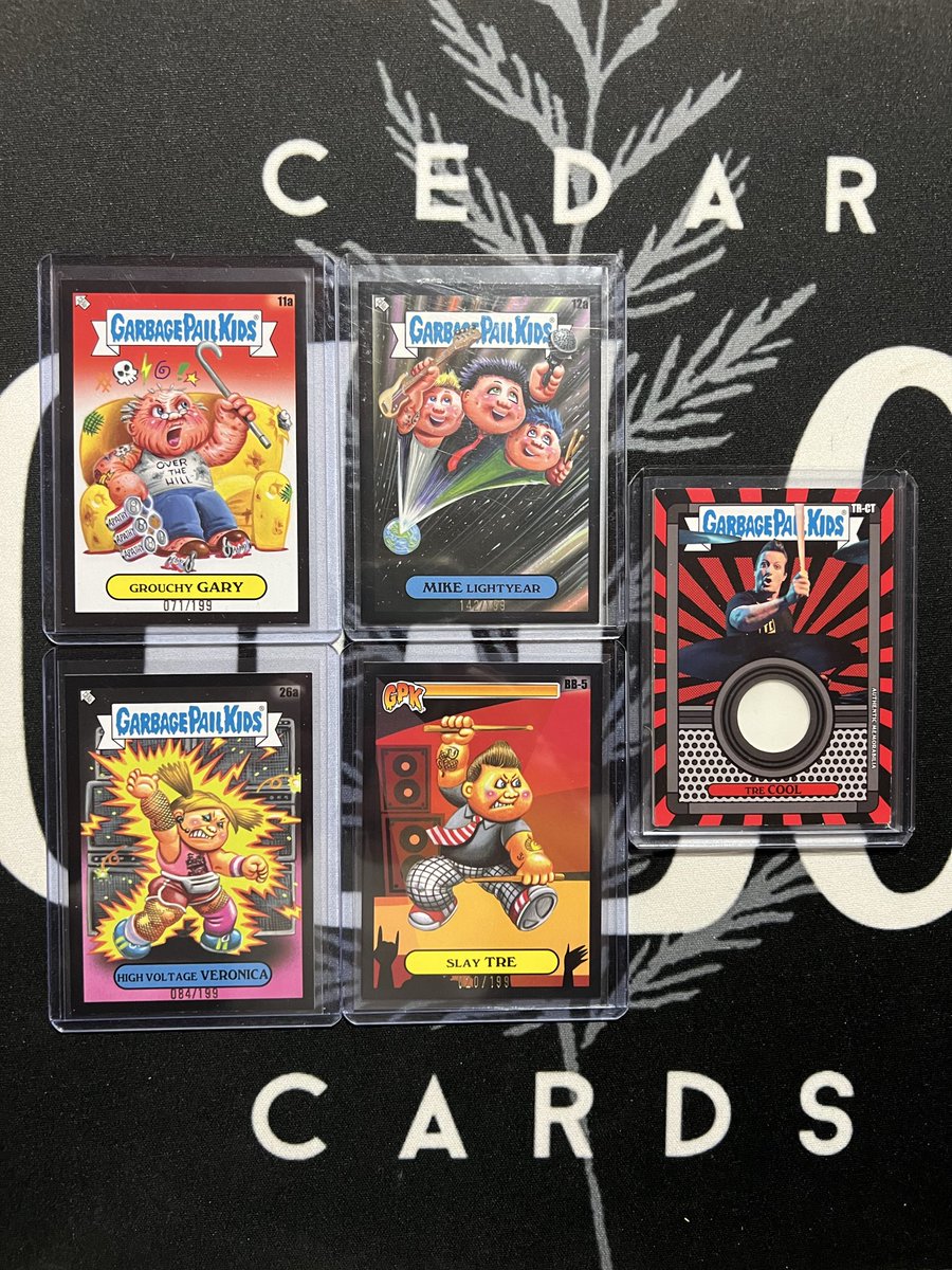 A couple GPK x Green Day boxes were sitting on the shelf so my nephew and I ripped em. Super cool cards, as expected. /5 was a nice surprise. <a href="/Topps/">Topps</a> #GarbagePailKids #GreenDay