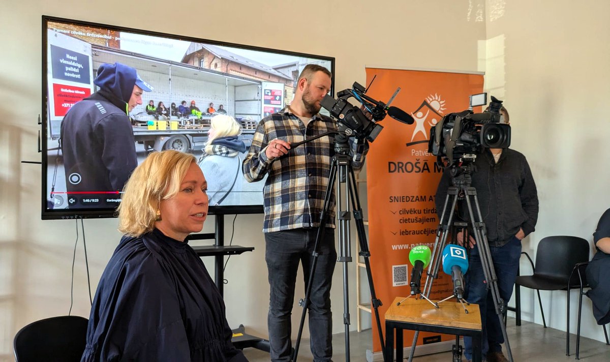 PatverumsDM's tweet image. 🗣️ Kā runāt par cilvēku tirdzniecības problēmu atbildīgi?
18.10. @PatverumsDM  pulcēja medijus uz diskusiju. Secinājums: īstie stāsti iedarbīgi, bet jāaizsargā cietušo anonimitāte.
👉 ej.uz/mediju-un-eksp…
Ar @SIFlv atbalstu.

#CilvēkuTirdzniecībaiNē #RodiPatvērumuDrošajāMājā