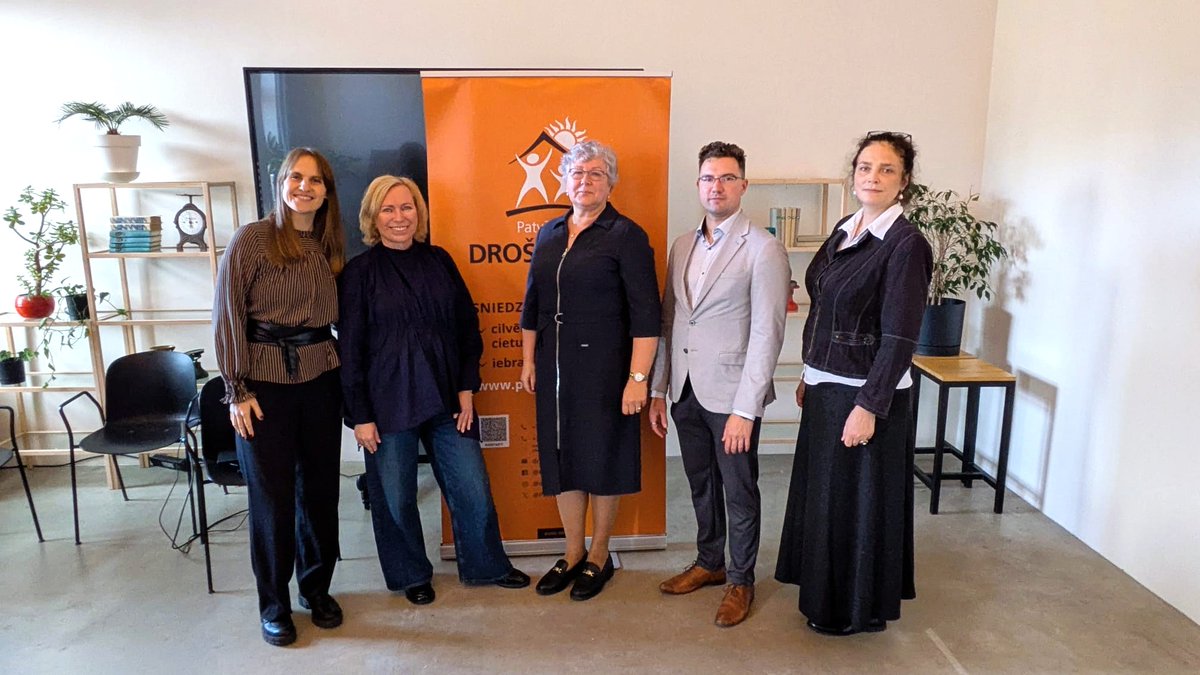 PatverumsDM's tweet image. 🗣️ Kā runāt par cilvēku tirdzniecības problēmu atbildīgi?
18.10. @PatverumsDM  pulcēja medijus uz diskusiju. Secinājums: īstie stāsti iedarbīgi, bet jāaizsargā cietušo anonimitāte.
👉 ej.uz/mediju-un-eksp…
Ar @SIFlv atbalstu.

#CilvēkuTirdzniecībaiNē #RodiPatvērumuDrošajāMājā