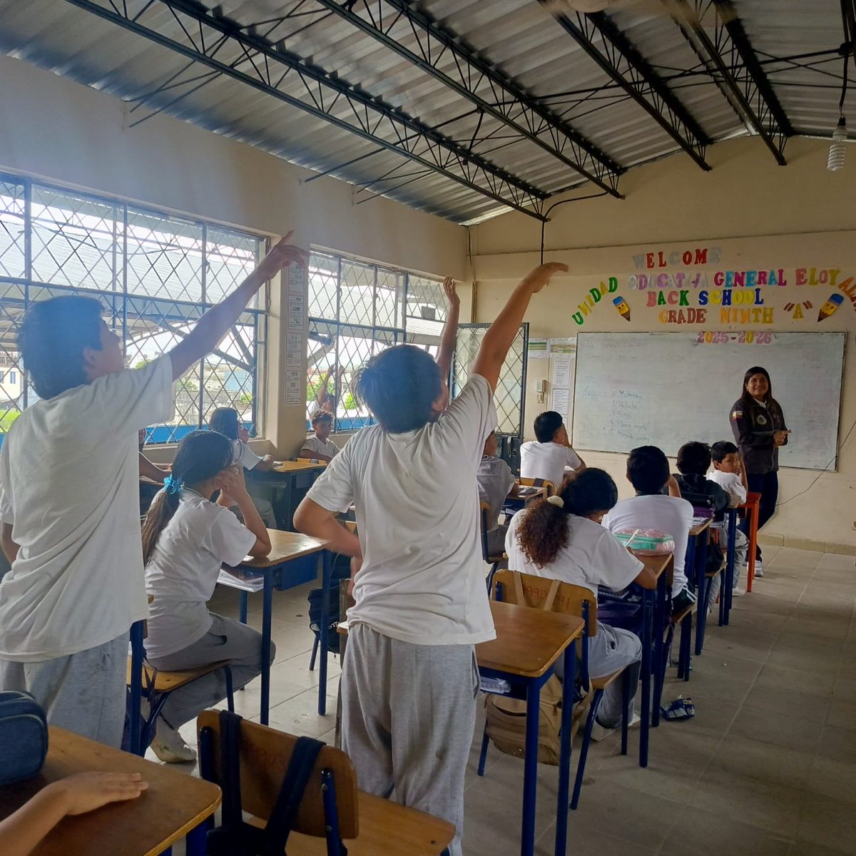 PoliciaEcZona2's tweet photo. #NAPO| “YO VIVO SIN VIOLENCIA”
En #Tena, la #PolicíaEcuador impulsó la campaña “Yo vivo sin violencia” y promovió la seguridad vial en unidades educativas con participación del personal policial del #DEVIF.
Estas acciones fortalecen la prevención y fomentan una cultura de respeto y convivencia pacífica entre niños y jóvenes.
#ServirYProtegerConFirmeza