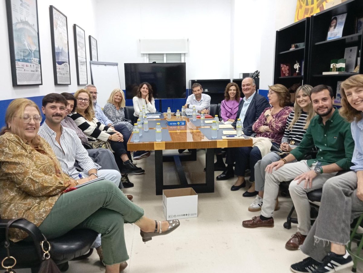 ACCIÓN SOCIAL | En la tarde de ayer miembros de nuestra Junta de Gobierno, encabezado por nuestro Hermano Mayor, estuvieron realizando una visita a <a href="/Autismo_Sevilla/">Autismo Sevilla</a>, donde reforzamos nuestros lazos de unión y compromiso con ellos, organizando las próximas actividades y talleres.