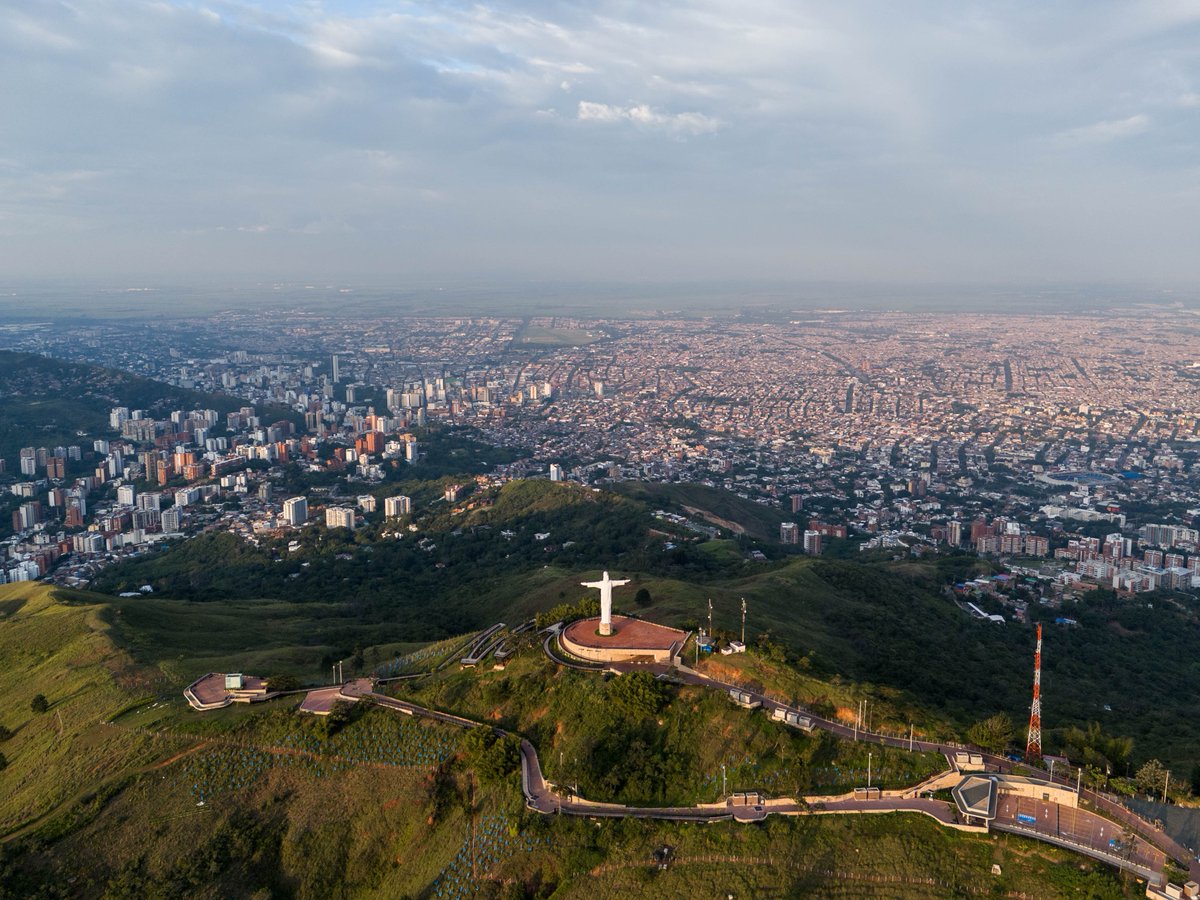 FNDCol's tweet image. ¡Llegamos al Valle del Cauca! Durante tres días, la Sucursal del Cielo será escenario del #EncuentroAnticontrabando, un espacio dedicado a fortalecer la lucha #TodosContraElContrabando, y del Encuentro Nacional de Gobernadores y Alcaldes por la Unidad Territorial y la Seguridad…