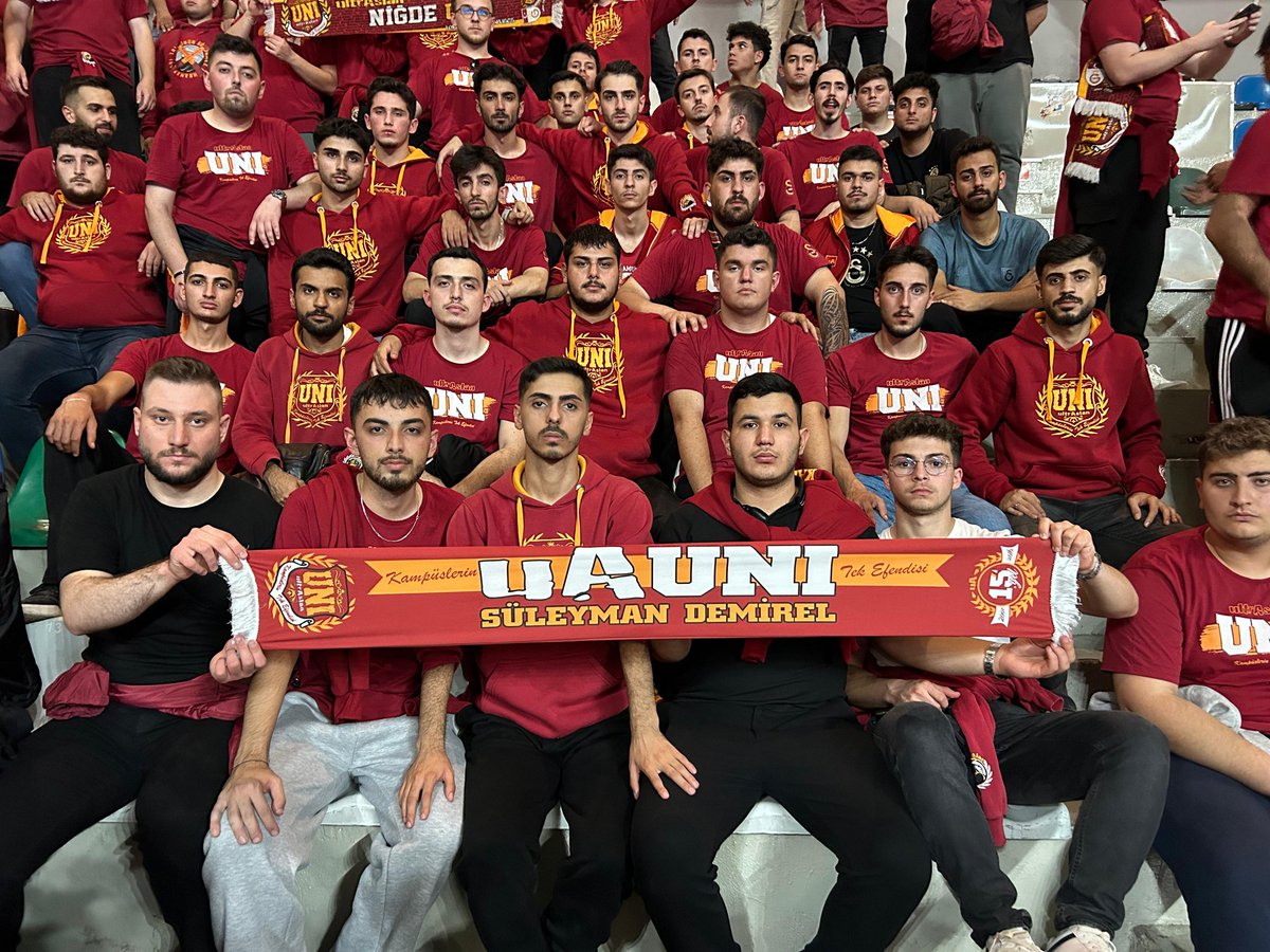 SEN SALONDA PARKEDE, BİZ BURDA TRİBÜNDE ENGEL YOK BİZE !

GALATASARAY ERKEK VOLEYBOL TAKIMINI Efeler Ligi 2. hafta maçında yalnız bırakmadık.

#ultrAslanUNI 
#uAUNISDU