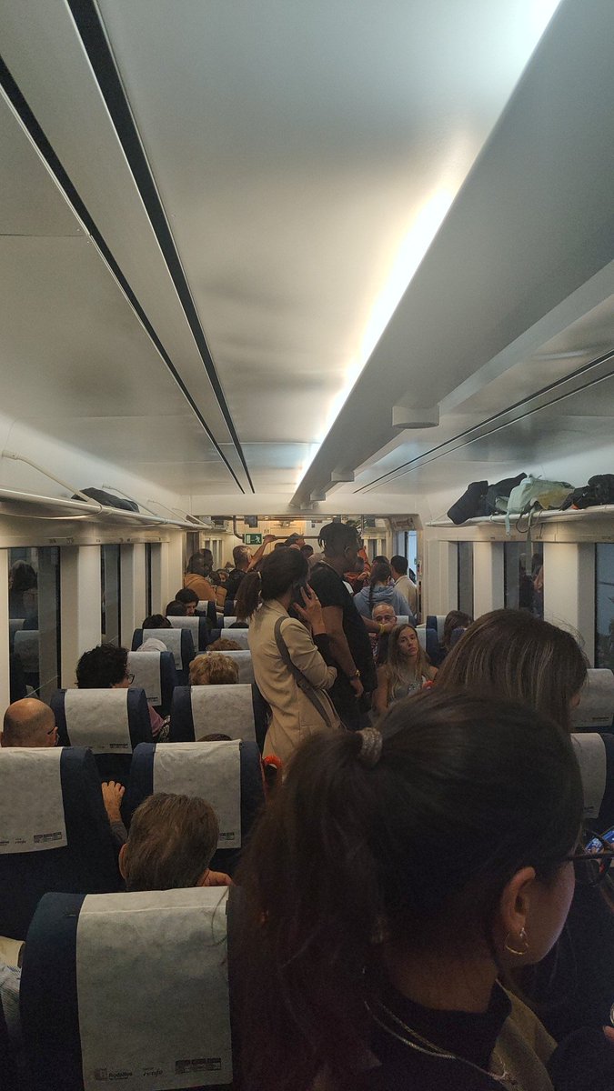 Retard de 20 minuts per una incidència al Prat (després d'una incidència a Castelldefels), tren curt, i sense aire acondicionat. Denunciable com a minim <a href="/Renfe/">Renfe</a> <a href="/rodalies/">Rodalies Catalunya</a> <a href="/AfectRodalies/">Afectats Rodalies</a> <a href="/dignitatavies/">Dignitat a les vies</a>