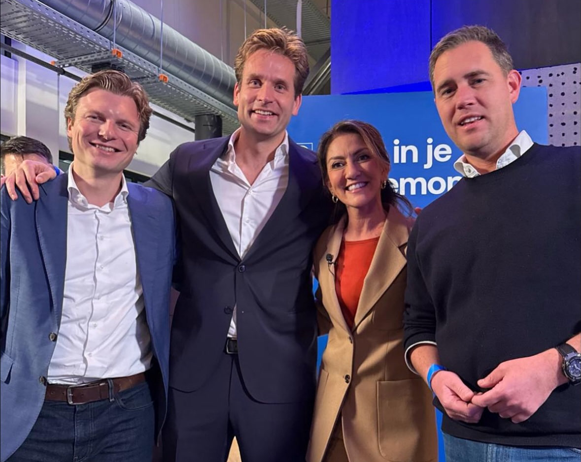 Waarom morgen toch maar weer #VVD stemmen?

1) Inhoud: beste en realistische voorstellen op veiligheid, economie en migratie

2) Mensen: stabiele bestuurders die dingen voor elkaar krijgen

3) Coalitie: alleen met grote VVD is een centrum-rechts kabinet mogelijk. En voorkomen we