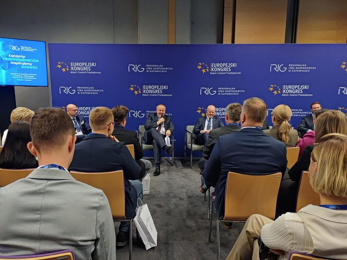 Podczas 15. Europejskiego Kongresu Małych i Średnich Przedsiębiorstw rozmawialiśmy o tym, jak połączyć świat nauki, edukacji i biznesu w dobie dynamicznych zmian technologicznych 💡🤝

W panelach poświęconych przyszłości edukacji w erze AI oraz zarządzaniu innowacjami w MŚP