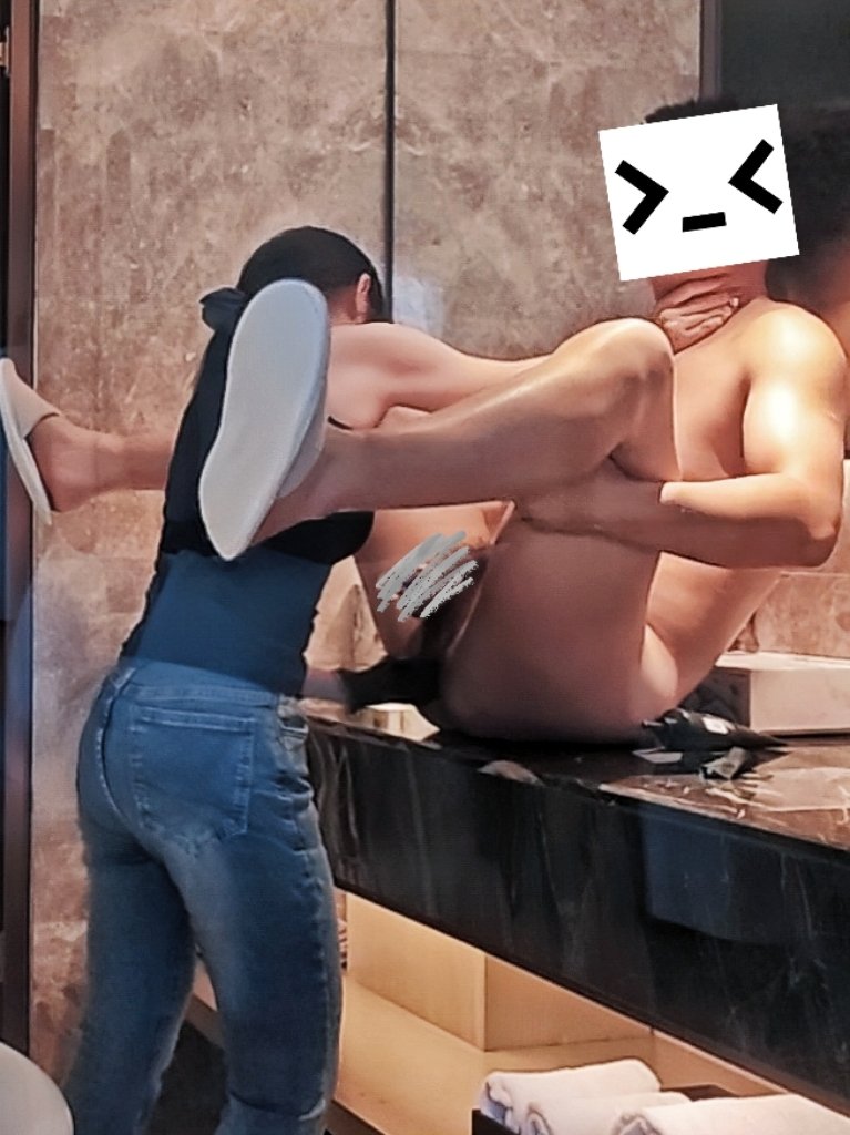 zh_2580's tweet photo. 当我嫌自己健身没效果时拍到这几张
嘻嘻我爱健身🤗
#4i女攻 #健身小白 https://t.co/qdIL38vquT