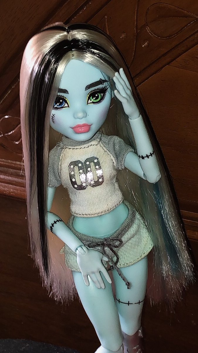 my sweetly frankie i found at goodwill, v happy i saved them and a few other dollie’s :>