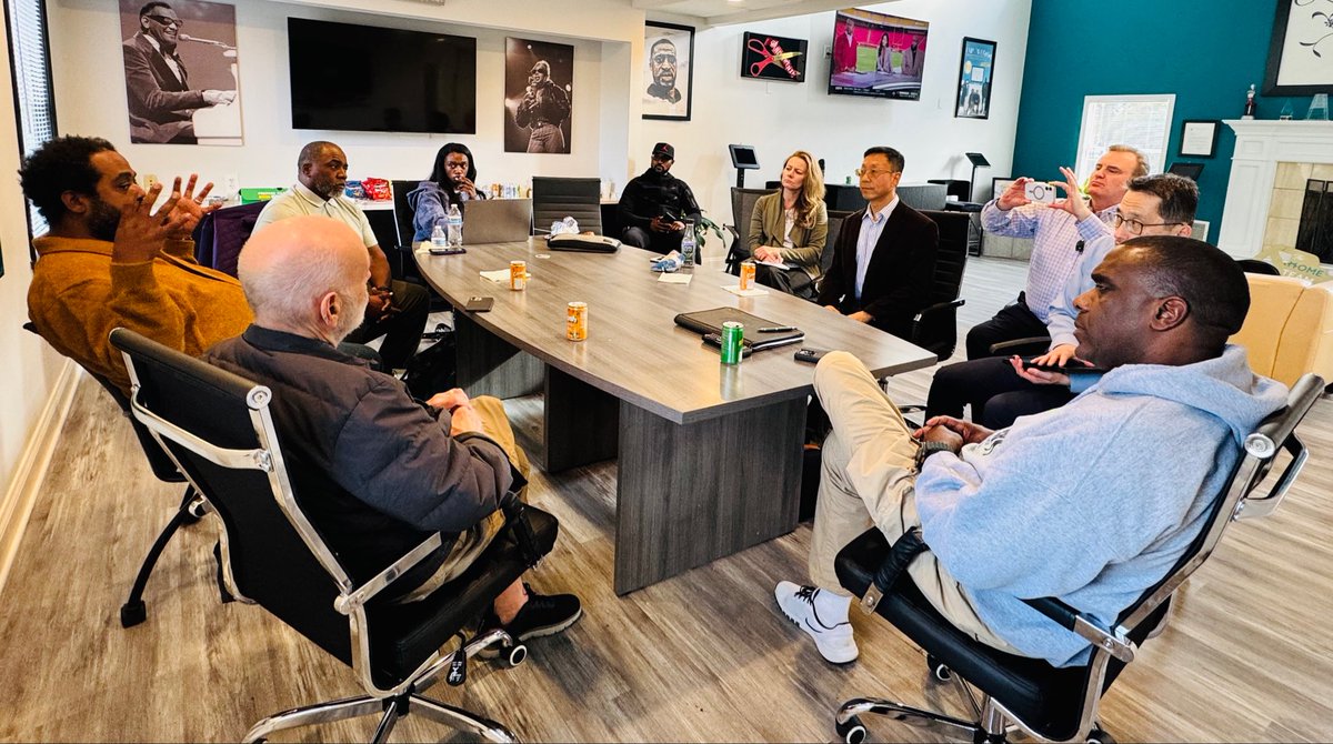 _JacobsLadder's tweet image. Power session with our University of Maryland PROGRESS Team discussing innovative ways to build additional partnerships that reduce gun violence and create safer communities across PG County, MD.

Collaboration is the key to change. 💪🏽 

#CommunityImpact #PartnershipsForChange