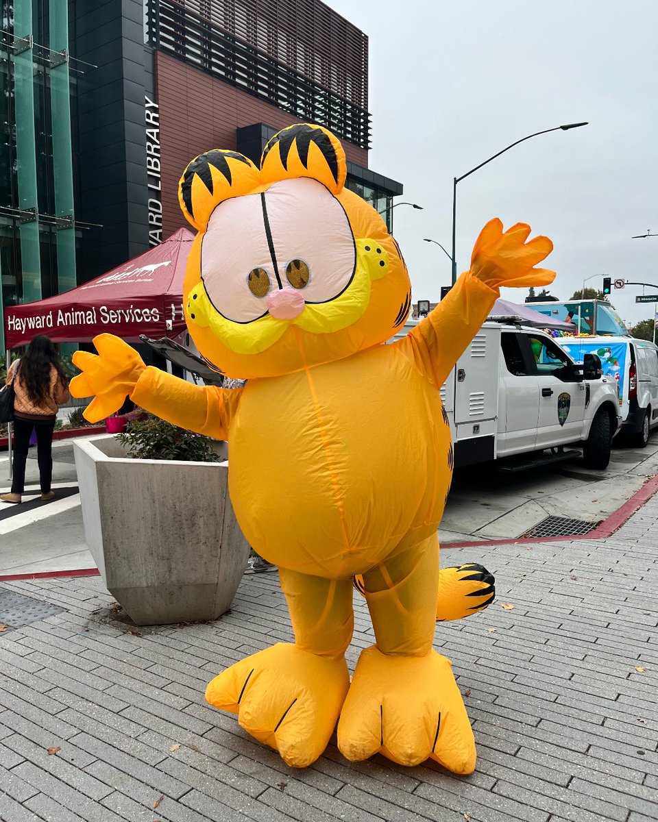 HaywardLibrary's tweet image. Despite the rainy weather, over 13,000 of you showed up for the Library&apos;s 5th annual Trunk-or-Treat and Promise Fest in collaboration with Hayward Promise Neighborhoods at the Heritage Plaza this past Saturday. Thanks for hanging out with us and showing off your cool costumes!
