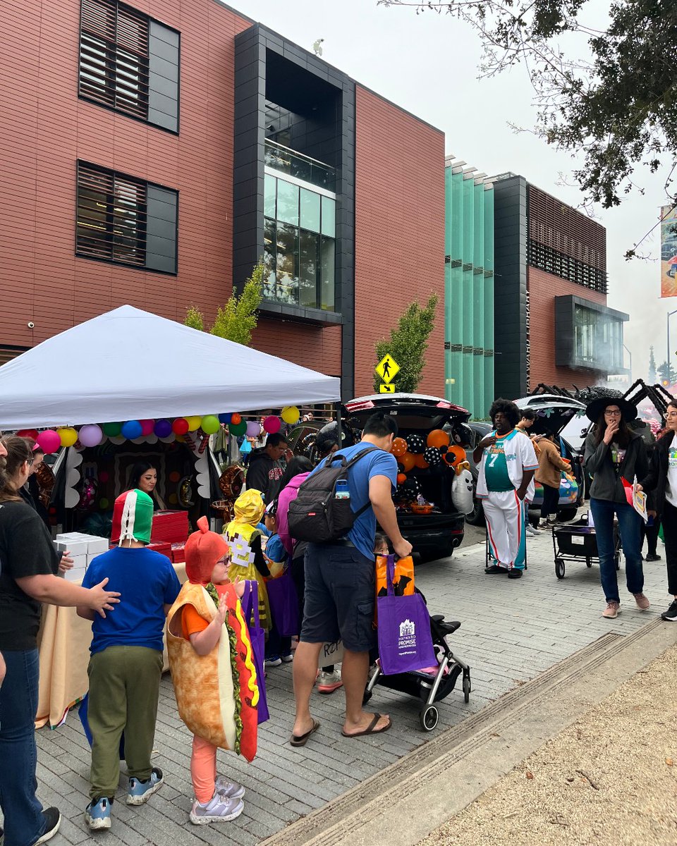 HaywardLibrary's tweet image. Despite the rainy weather, over 13,000 of you showed up for the Library&apos;s 5th annual Trunk-or-Treat and Promise Fest in collaboration with Hayward Promise Neighborhoods at the Heritage Plaza this past Saturday. Thanks for hanging out with us and showing off your cool costumes!