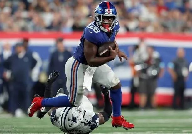 TreyTaylorNFL's tweet photo. The RB seeing the most work with the first-team offense today is Devin Singletary. A bit of a surprise, as many expected Tyronne Tracy to take the lead role. I’ll keep you updated throughout the week but Singletary could be trending toward the start. #NFL #giants https://t.co/ndeTlcYcAO