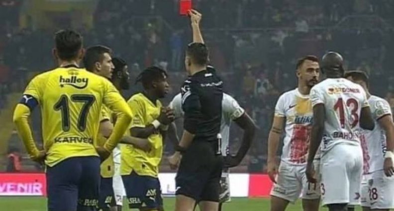 Galatasaray Maçı Öncesi Fenerbahçeyi Yakan Hakem Zorbay Küçük.. 

#FutboldaTemizEller