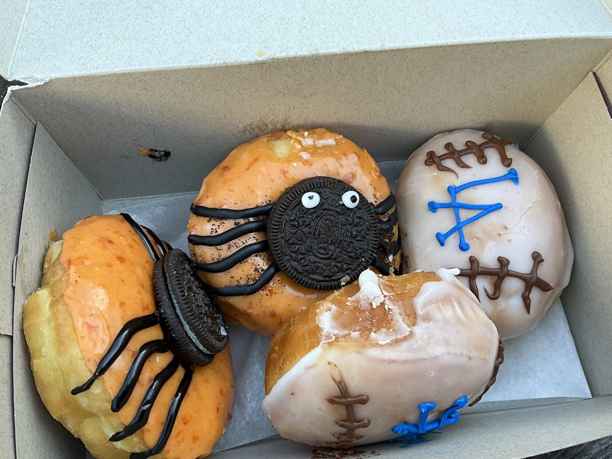 Stopped by <a href="/PrimosDonutsLA/">Primos Donuts</a> for sweet treats to celebrate #DodgersWin and #Halloween2025 

<a href="/AmandaSalas/">Amanda Salas</a> and <a href="/GDLA/">Good Day LA</a> made me do it!