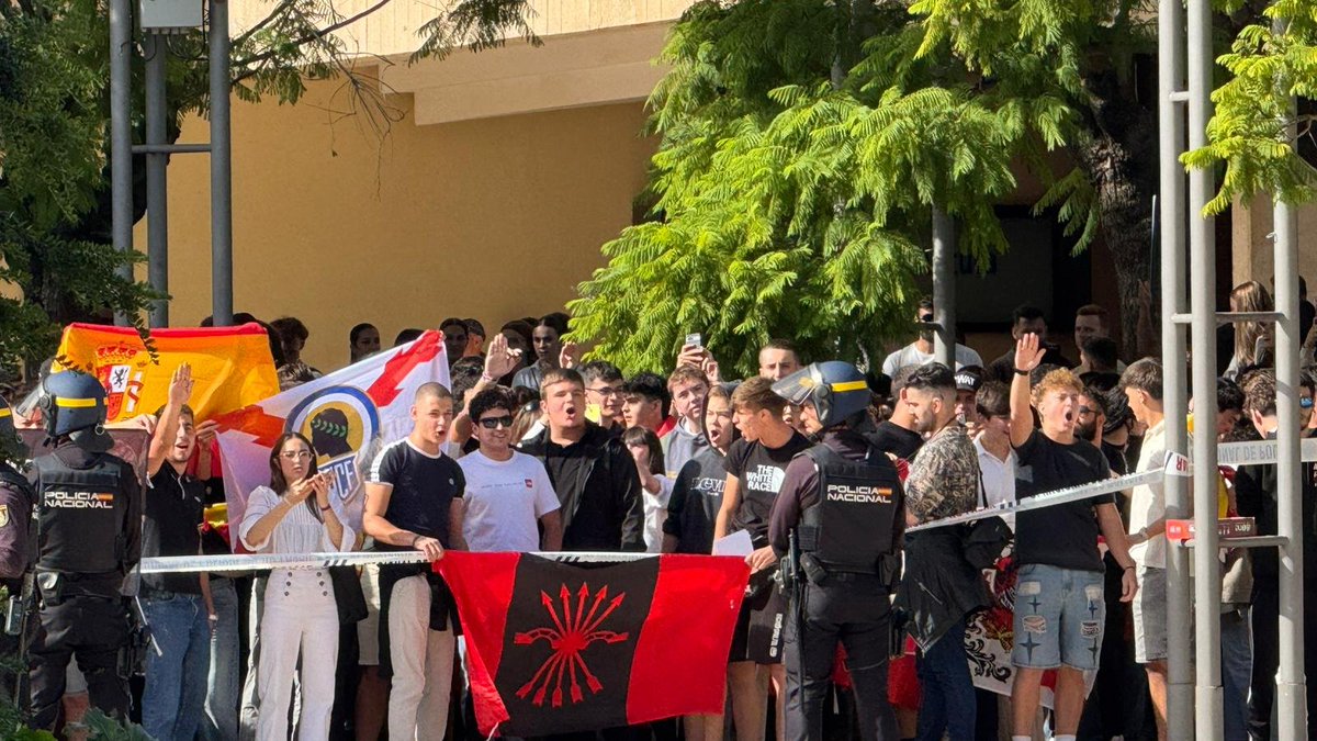 JulianMaciasT's tweet image. De nuevo el acto sin permiso de Vito Quiles frente a la Universidad de Alicante lleno de banderas, gestos, cánticos y consignas fascistas.