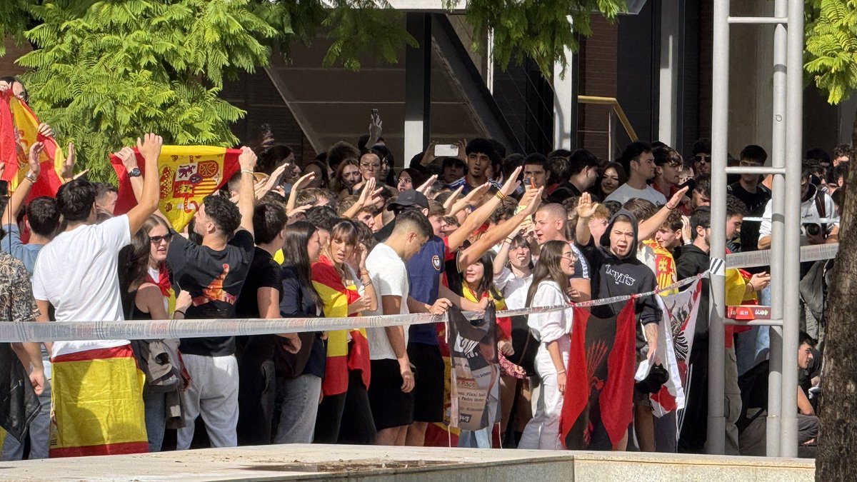 JulianMaciasT's tweet image. De nuevo el acto sin permiso de Vito Quiles frente a la Universidad de Alicante lleno de banderas, gestos, cánticos y consignas fascistas.