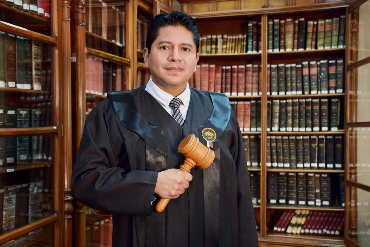 lahistoriaec's tweet photo. Juez acosador con el mazo en mano. El presidente de la  Corte Nacional de Justicia, José Suing, informa para su propia vergüenza, que el magistrado David Jacho volvió a sus funciones de impartir justicia en la Sala de lo Civil, como si nada, porque ya cumplió la suspensión de tres meses impuesta por una denuncia de acoso sexual. El destino de Jacho está en manos del Consejo de la Judicatura.