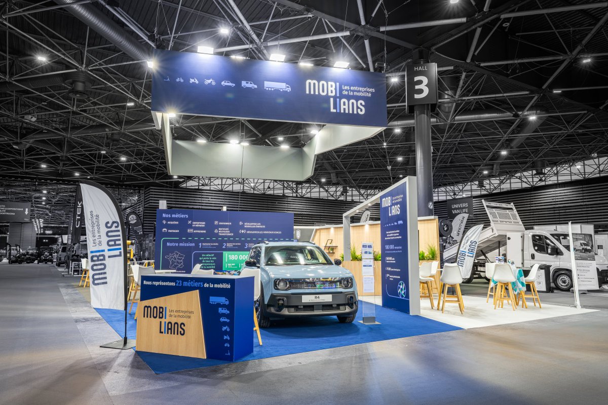 Pour une nouvelle édition du Salon de l’Auto, R2 Stand &amp; Event réalise un stand sur-mesure pour <a href="/mobiliansfr/">MOBILIANS</a> et ANFA. Ce stand lumineux et très ouvert capte l’attention dès l’entrée du hall grâce à sa grande enseigne suspendue, visible à distance, qui signe une présence forte.