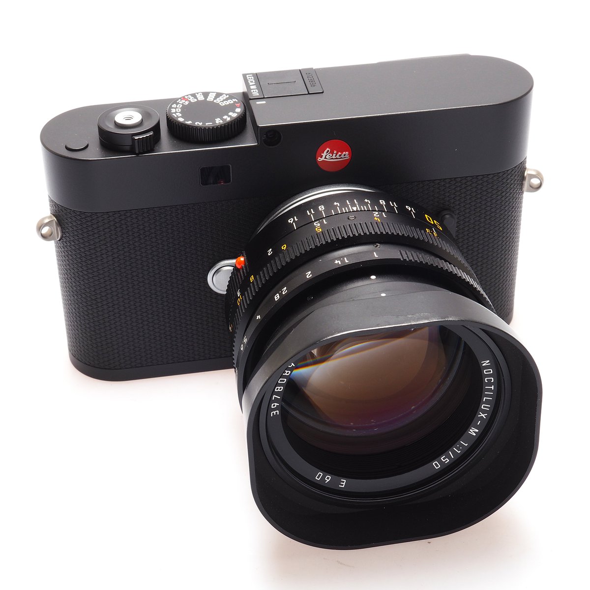 When you have a 50mm F 1, its a lot easier to use with an EV1

#leicamev1 #leicam