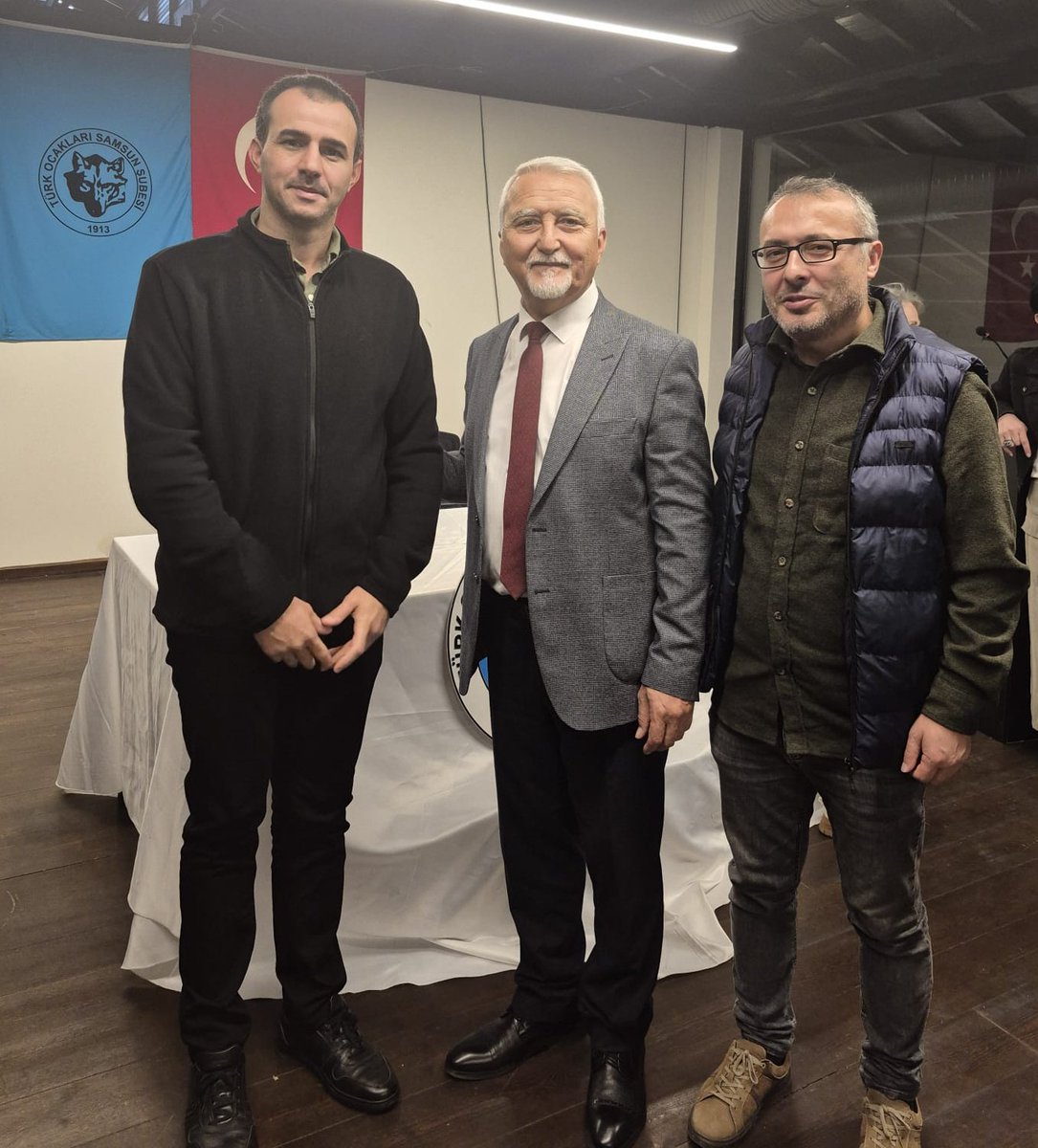 Samsun Türk Ocağı'nın düzenlediği "Cumhuriyet ve Atatürk" adlı konferansa konuşmacı olarak katılan  Prof. Dr. Cezmi Eraslan ile hatıra.  Son dönemlerde dinlediğim en iyi konferanstı diyebilirim.