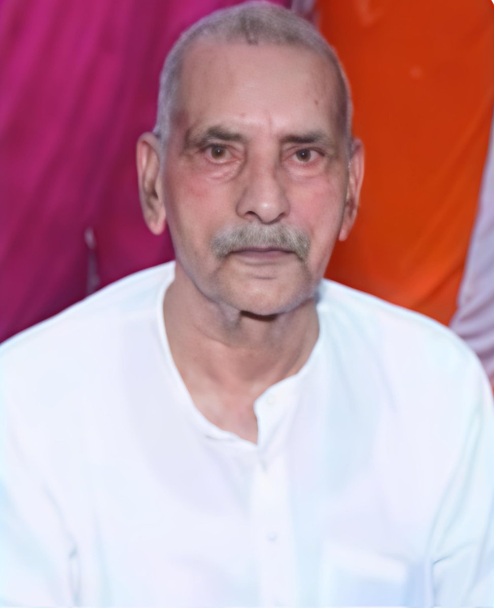 brijmohan_ag's tweet photo. सरयूपारीण ब्राह्मण सभा के पूर्व अध्यक्ष एवं शिक्षाविद श्री रमाकांत शुक्ला जी के निधन का समाचार सुनकर अत्यंत दुःख हुआ। 
गुरुजी का सान्निध्य मुझे अपने शासकीय विद्यालय के दिनों से मिला, जिन्होंने मेरे जीवन को उज्ज्वल मार्ग दिखाया।

उनके आदर्श और शिक्षाओं का असर मेरे तथा हमारे सम्पूर्ण परिवार पर सदैव बना रहेगा।

गुरुजी के कारण उनके पूरे परिवार का जुड़ाव शुरू से ही मेरे साथ रहा। उनके बेटे स्वर्गीय जितेंद्र शुक्ला सदर बाजार मंडल के अध्यक्ष भी रह चुके थे।

बिहार में व्यस्त चुनावी कार्यों के कारण उनके अंतिम दर्शन को नहीं जा सका, पर मेरी संवेदनाएं उनके परिवार के साथ हैं। 

ईश्वर दिवंगत आत्मा को अपने श्री चरणों में स्थान दे और उनके परिवार को इस परम दुःख को सहन करने की शक्ति प्रदान करे।

।।ॐ शांति।।