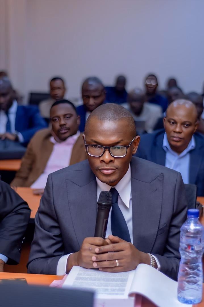 pepele_news's tweet photo. 🔴 EXCLUSIF SUR PEPELE NEWS ! 

L’Honorable Olivier Kasanda Katuala dévoile une proposition de loi ambitieuse pour protéger le climat des affaires en RDC et encadrer les contrôles institutionnels abusifs.

💬 Objectif :
Créer un équilibre juste entre le contrôle de l’État et la liberté d’entreprendre, afin d’en finir avec les audits répétés, harcèlements et tracasseries qui freinent les investisseurs.

⚖️ Ce que prévoit la loi :
 • Un code de conduite obligatoire pour chaque service public
 • Un droit de défense garanti (15 à 30 jours avant toute sanction)
 • Des réductions d’impôts jusqu’à 5% pour les entreprises exemplaires
 • Des priorités d’accès aux marchés publics et aux formations
 • Une Cellule Climat des Affaires renforcée pour enquêter, suspendre ou sanctionner les abus administratifs

📊 Transparence & protection :
La Cellule publiera chaque année un rapport national sur les contrôles, les plaintes et les réformes. Les entreprises pourront déposer plainte et obtenir une réponse en 15 jours maximum.

🗣️ M. @OKatuala : « Cette loi est un bouclier pour les opérateurs économiques et un levier de développement national. Elle libère l’esprit d’entreprise et favorise la création d’emplois durables. »

📍 Une exclusivité PepeleNews – L’info fiable, proche de vous
#PepeleEco #PepeleNews #RDC #ClimatDesAffaires #OlivierKasanda