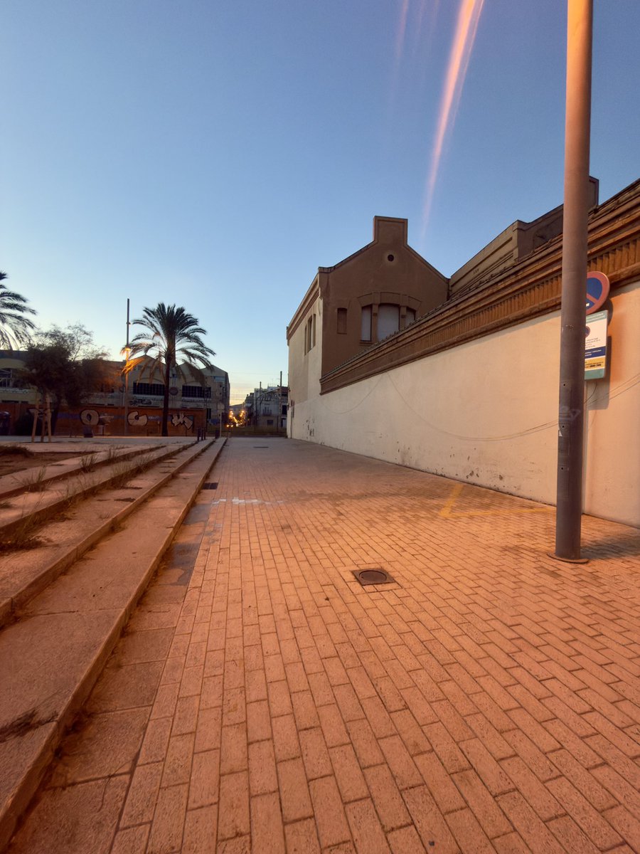 Ja havíem estat massa temps sense baixar les pilones. Tot torna <a href="/AjBadalona/">Ajuntament de Badalona</a> <a href="/Badalona_GUB/">Guàrdia Urbana de Badalona</a>