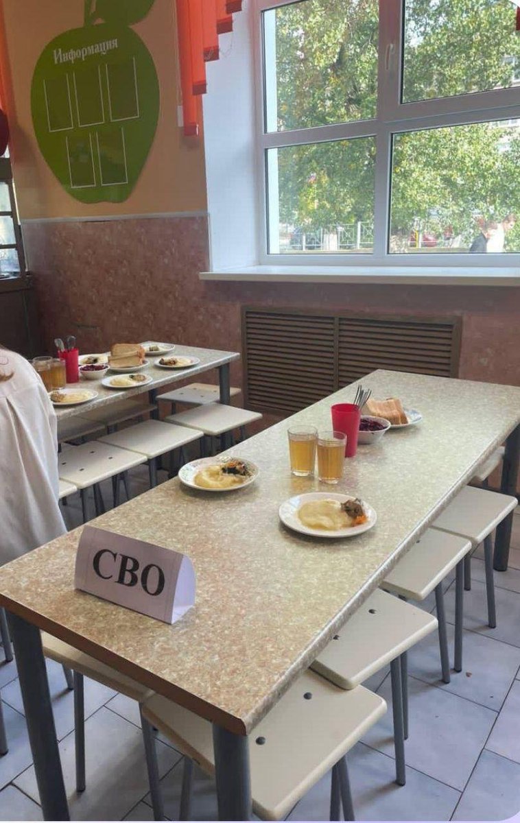 Nei refettori delle scuole di Azov, nella regione di Rostov, compaiono tavoli separati: per i "poco abbienti" brodaglia, per i bambini "spaZZoperazja" appena un po' meglio.
I genitori protestano:
"Discriminazja!"

E' quel che vi meritate tutti.