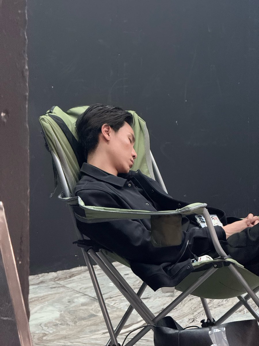 ทำงานเหนื่อยน่าดู พักผ่อนเยอะ ๆ เค้ง ๆ นะครับคนเก่ง ชาร์จแบตร่างกายไปด้วย ชาร์จแบตโทรศัพท์ไปด้วย เก่งที่สุดเลย🥰🫳🏻👩🏻‍🍼

MRS WITH JMOP Q6

#MyRomanceScammerQ6
#junniorrs #JuniorMark