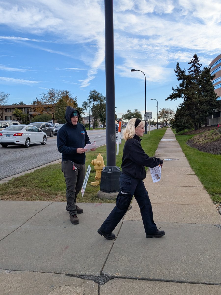 IUOELocal399's tweet image. 🚨 Our team showed up strong this morning at Lutheran General Hospital in Park Ridge — almost 2,000 flyers handed out before 11 AM! It's time for @advocatehealth to respect workers, honor elections, and bargain a fair contract.

#Unionstrong #Local399