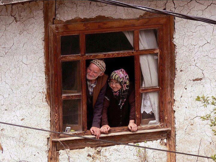 “bir yüreği mesken belleyip gayrısına misafir olmak.”