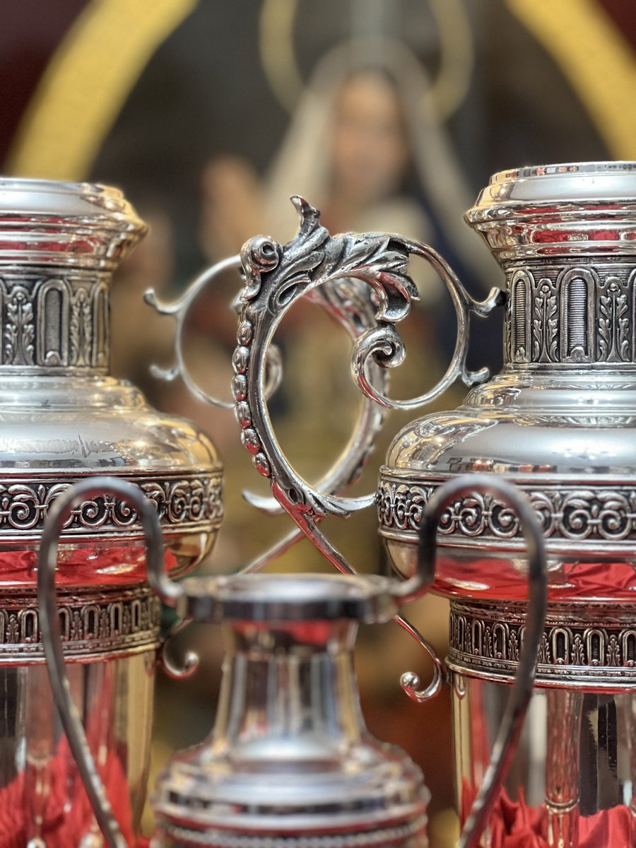 Con motivo del 150 aniversario de su presencia en Almería, las Siervas de María han tenido un hermoso detalle haciéndonos entrega de cuatro jarras.
Agradecemos de corazón este gesto de cariño hacia nuestra Hermandad, seguimos unidos en la colaboración con esta querida comunidad.