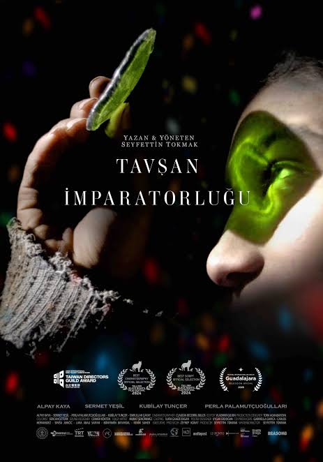 HKi7's tweet image. İnsan - doğa ilişkisi ve insanın içindeki iyilik-kötülük ikilemi üzerine son derece başarılı bir film. S.Tokmak donuk ama post apokaliptik hissi veren  Tarkovskyvari bir atmosfer yakalıyor. Görüntü yönetmenliği nefis. Tavşan İmparatorluğu senenin en iyi yerli filmlerinden biri.