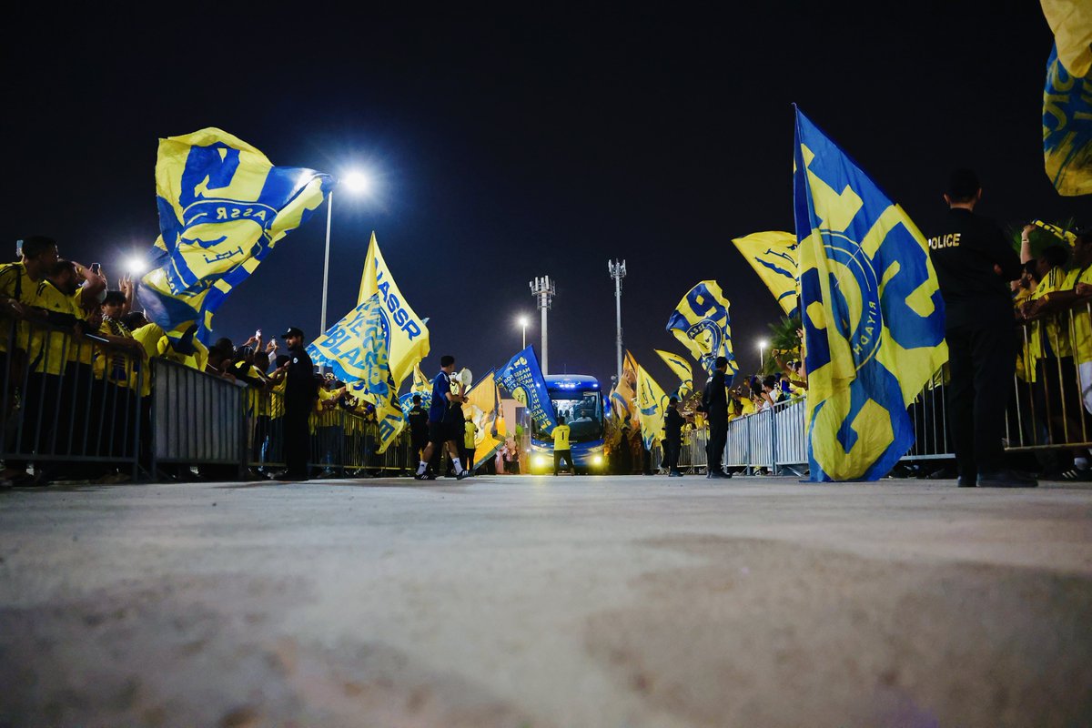 AlNassrFC's tweet image. العاشقـون يستقبـلون نجـومهـم 💛
#النصر_الاتحاد