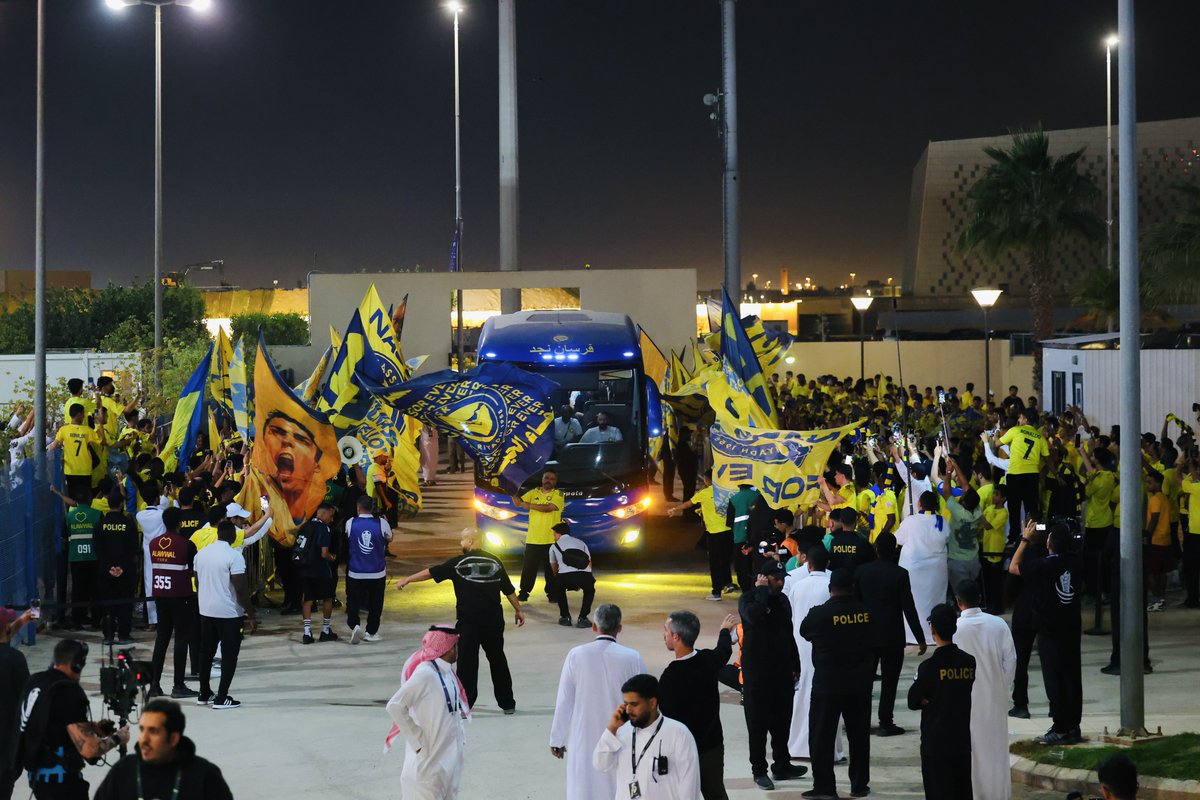 AlNassrFC's tweet image. العاشقـون يستقبـلون نجـومهـم 💛
#النصر_الاتحاد