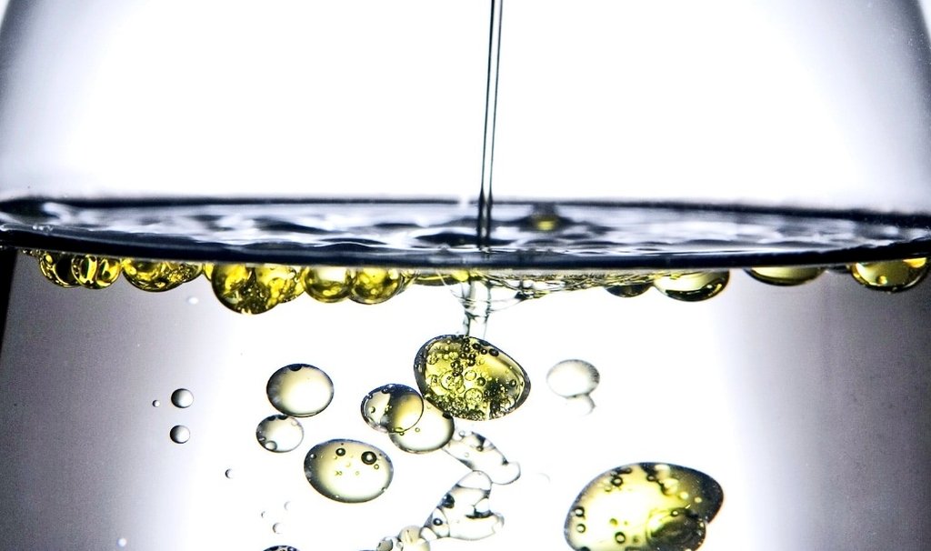 सच्चाई हमेशा तेल के बूंद की तरह होती है 
चाहे पानी में कितना भी डूबाओ
 वह हमेशा ऊपर ही तैरती है
किसी ने सच कहा है पहले तौलो फिर बोलो