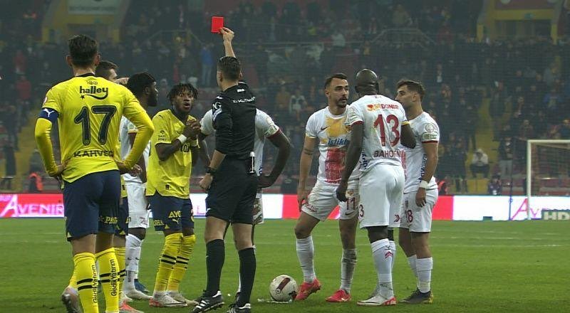 ajansfenercom's tweet photo. Zorbay Küçük, Galatasaray maçı öncesinde Fred’i haksız şekilde oyundan atmıştı. https://t.co/1WyxZ6TZ3m