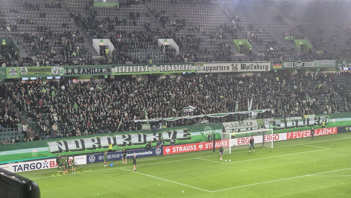 NiklasHeiden's tweet photo. Wenn gefühlt mehr Gästefans, als Heimanhänger im Stadion sind. 😱 Generell droht der Partie zwischen dem #VfLWolfsburg und #HolsteinKiel im #DFBPokal eine Minuskulisse - was nicht an den #KSV-Fans liegt. #WOB #WOBKSV https://t.co/b59c6C7iQ9