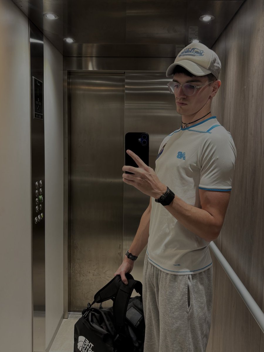 impablogms's tweet image. Le jogging gris me va bien