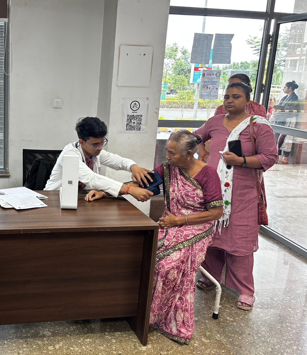 aiimsrajkot's tweet image. AIIMS Rajkot observed #WorldStrokeDay with a large-scale hypertension screening &amp;amp; awareness drive organised by Dpt.of General Medicine.BP measurement was done for &amp;gt;1000 individuals,over a period of 3 days including all hospital visitors,their relatives,medical &amp;amp; paramedical staff
