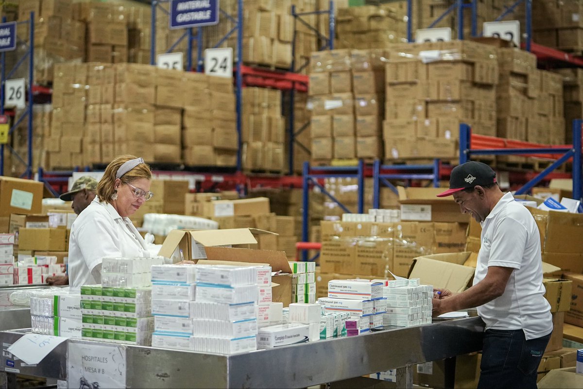 PromesecalRD's tweet image. Después de la tormenta, seguimos en marcha🌧️💪.
Nuestro equipo continúa trabajando con compromiso para garantizar que los medicamentos lleguen a cada farmacia del pueblo.
#PROMESECAL #FarmaciasDelPueblo