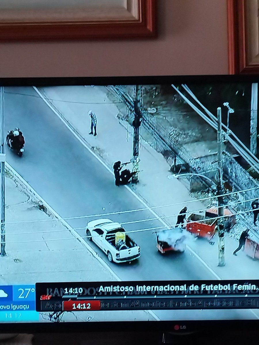 Bem vindos ao dia um da guerra civil carioca  
Numa escala entre o véio de bengala e os PMs quão importância vcs dão?
