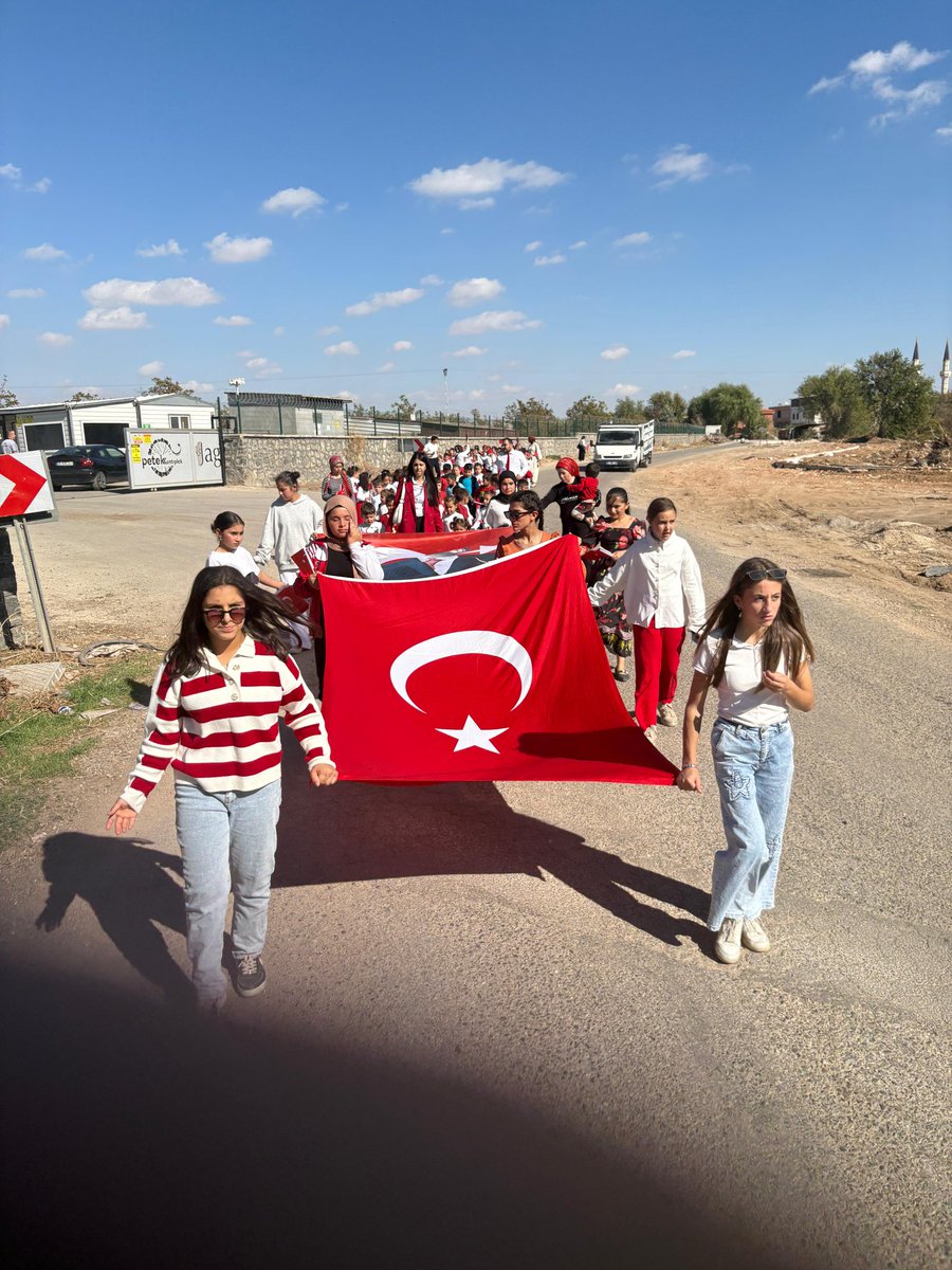 AltinyurtO's tweet photo. Ulu Önder Mustafa Kemal Atatürk'ün "Ey yükselen yeni nesil! İstikbal sizindir. Cumhuriyeti biz kurduk, onu devam ettirecek sizlersiniz." sözüyle ifade ettiği üzere Cumhuriyet, birlik ve beraberliğimizin teminatıdır.
@Oguzeli_mem @Gaziantep_MEM
@tcmeb https://t.co/l9T0chq2Z1
