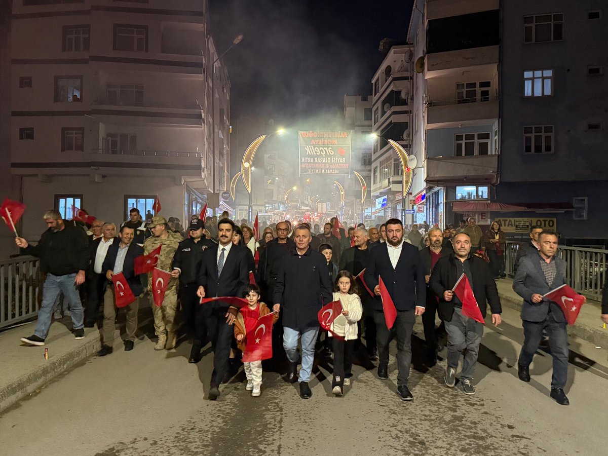 Cumhuriyetimizin 102. yılı kutlamaları kapsamında ilçemizde “Fener Alayı Yürüyüşü” etkinliği düzenlendi.
Kaymakamımız Sayın Halil İbrahim AKIN, eşi Zehra Nur COŞKUN AKIN, Belediye Başkanımız Sn. Bülent GÜNEY,kurum amirleri, öğrencilerimiz,Kabataş halkının katılımıyla gerçekleşti.