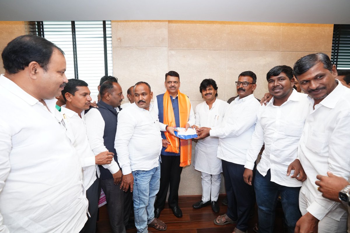 GopichandP_MLA's tweet photo. श्री विठोबा बिरोबा देवस्थान, मिटकी (ता. आटपाडी) यात्रेनिमित्त जमा झालेली ₹51,000/- देणगी आज महाराष्ट्राचे मुख्यमंत्री मा. @Dev_Fadnavis साहेबांकडे सुपूर्त करण्यात आली.

मिटकी ग्रामस्थांच्या या सामाजिक जाणिवेला व शेतकरीप्रेमाला मनापासून सलाम! 🙏 https://t.co/QcMXwM4iLy