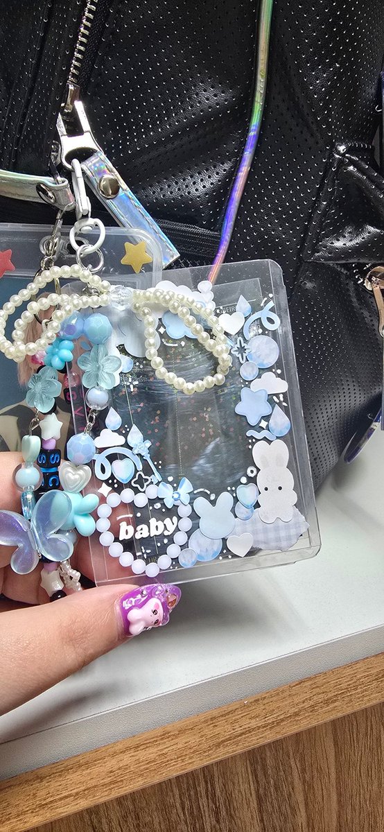 Eu andando com o toploader mais lindo que a <a href="/detaiIsvante/">karol</a> fez pra mim e sempre com o card do meu Liam 🩵🩵🩵