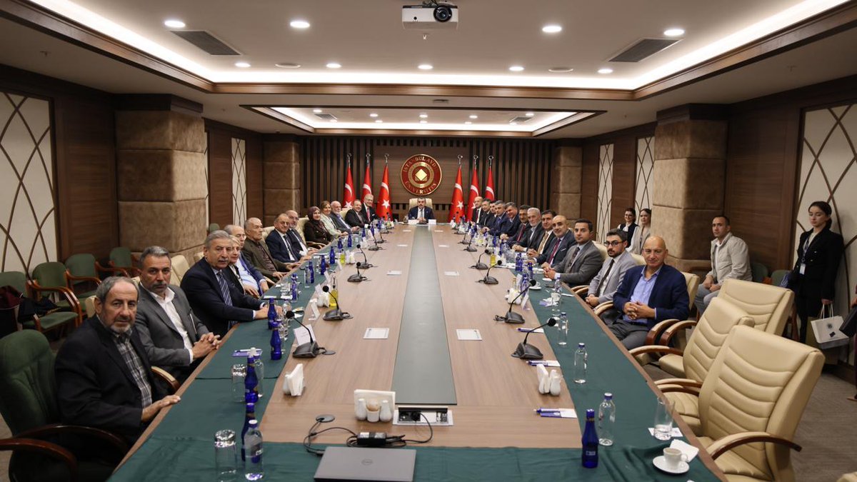 drmaydin's tweet photo. T.C. Millî Eğitim Bakanımız Prof. Dr. Sayın Yusuf Tekin Bey’in teşrifleriyle İstanbul Aydın Üniversitesi Batı Platformu’nun Ekim ayı toplantısını yoğun katılımla gerçekleştirdik.

Sayın Bakanımız, eğitim sistemimizin geleceği, öğretmen yetiştirme politikaları, müfredat reformları ve gençlerimizin çağın gerekliliklerine uygun donanımlarla yetiştirilmesine yönelik önemli değerlendirmelerde bulundular. Türkiye Yüzyılı vizyonu doğrultusunda eğitimin, kalkınmanın en güçlü temeli olduğunu vurgulayarak; nitelikli insan gücü, milli değerler ve evrensel standartlar arasında kurulacak dengenin önemine dikkat çektiler.

Kıymetli bilgi ve tecrübeleriyle toplantımıza değer katan, yoğun programına rağmen bizlerle bir araya gelen Sayın Bakanımıza şükranlarımızı sunuyoruz.

@Yusuf__Tekin
@tcmeb
@batiplatformu
@bilkolejleri
@caucampus
@IAUKampus